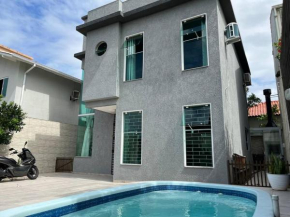 Casa com Piscina e Churrasqueira a 2km da Praia dos Ingleses